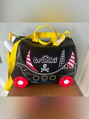 Trunki Kids Ride-On Suitcase - Black with Yellow Handles
